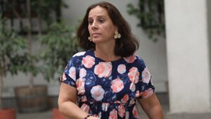 Canciller Urrejola retorna de sus vacaciones y acusa 