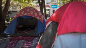 Orrego critica al Gobierno por carpas en la Alameda: 