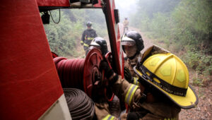 Sujeto que apuñaló a bomberos que se dirigían a una emergencia quedó en libertad