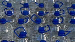 Encuentran 60 bidones con alcohol gel en el cerro Montahue, en Coronel