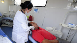 Adultos mayores y salud oral: opciones para recuperar dientes perdidos