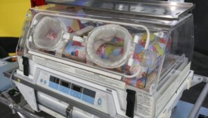 Una tía materna adoptará a la guagua siria que nació entre los escombros
