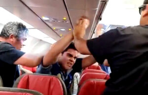 VIDEOS - La brutal pelea que protagonizaron funcionarios de la DGAC y pasajeros de LATAM
