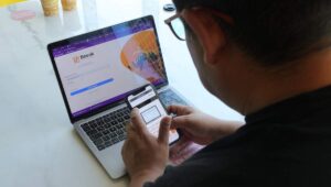 Alianza de Beeok y J3M permitirá a empresas ecuatorianas medir su huella de carbono
