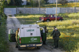 Encuentran cuerpo envuelto en una malla en canal de regadío de Batuco