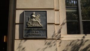 Denuncian a la Contraloría a delegada presidencial por presiones para aprobar proyecto inmobiliario