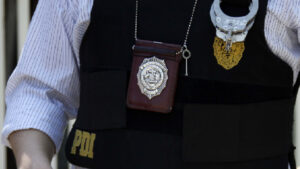 PDI frustra robo con su arma de servicio en el Barrio Yungay y logró detener a uno de los delincuentes