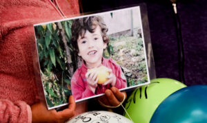 Madre de Tomás Bravo acusa burlas de funcionaria a días del inminente cierre de la investigación
