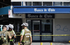 Cinematográfico: asaltante solitario usa dos cartas para robar $100 millones de un banco