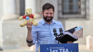 VIDEO - El momento exacto en que Gabriel Boric recibió un Winnie The Pooh de regalo