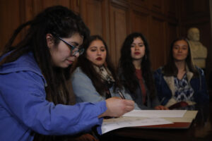 Las mujeres se adelantan a los hombres y son las que más ingresan y se titulan en la Educación Superior