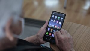 Tecnología y personas mayores: cómo los planes móviles se adecúan a la población adulta