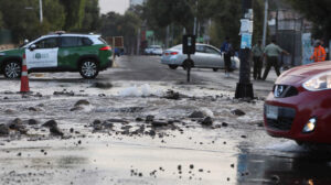 Rotura de matriz causa estragos en Recoleta en pleno 