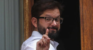 Presidente Boric ironiza con la prensa que está 