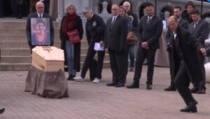 El último homenaje: viudo baila frente al ataúd de su esposa asesinada