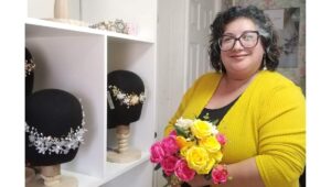 Emprendedora de Coronel crea accesorios artesanales y personalizados para novias
