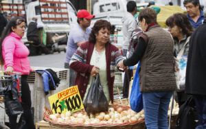 El 67,3% de las mujeres ha debido endeudarse para cubrir gastos