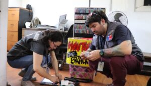 Carabineros detiene a vendedor ambulante que instalaba brackets en Estación Central