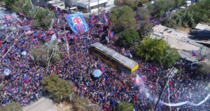 El masivo banderazo de los hinchas de la U en la previa del superclásico ante Colo Colo