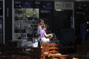 Mujeres chilenas son las que realizan más transacciones financieras en Sudamérica