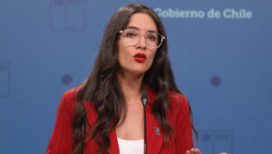 Camila Vallejo apunta a rechazo de reforma tributaria tras emplazamiento de Carabineros