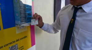Los 11 liceos de Santiago que tendrán dispensadores de condones