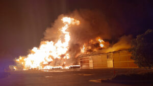 Bomberos combate incendio que afecta a bodegas en Pudahuel