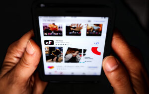 En qué lugares y por qué buscan restringir el uso de TikTok en Chile