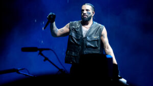 Apenas 40 minutos en escenario e interrupciones: el decepcionante show de Drake en Lollapalooza 2023