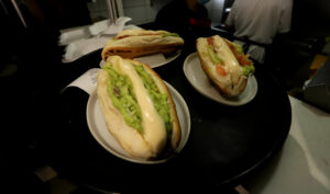 Adulta mayor murió en San Antonio tras atorarse comiendo un completo