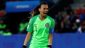 Orgullo nacional: Christiane Endler es elegida la tercera mejor arquera de la historia