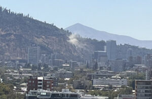 VIDEO - Temblor provoca desprendimiento de tierra en el cerro San Cristóbal