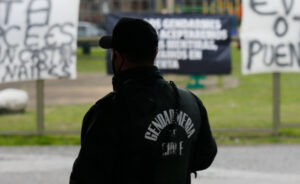 Acusan a gendarmes de golpiza que recibió venezolano imputado por crimen de carabinero
