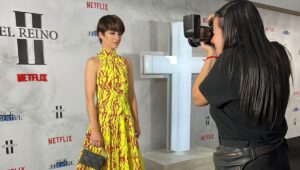 Mariana Di Girolamo deslumbra en alfombra roja de serie de Netflix Argentina
