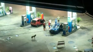 VIDEO - La pelea que terminó con un hombre lanzando bencina en un servicentro de Antofagasta