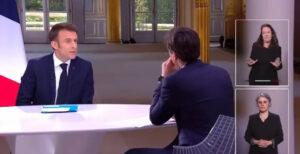 VIDEO - El momento en que Macron se saca su reloj 