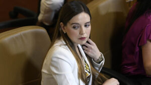 Por qué Camila Flores quiere acusar constitucionalmente a la ministra Carolina Tohá