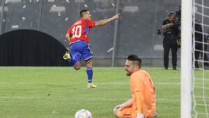 Alexis sale al rescate de Berizzo y es la figura en remontada de la Roja ante Paraguay