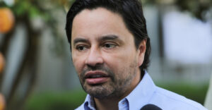 Fue recibido con aplausos: Rodolfo Carter llega a funeral de sargento Olivares y responde a quienes lo acusan de 