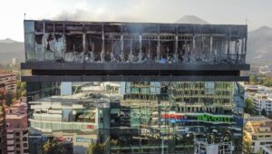 VIDEOS - Incendio afecta a restaurante de rascacielos de Vitacura