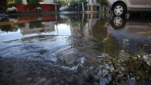 Rotura de matriz inunda las calles de Maipú y provoca suspensión del suministro de agua