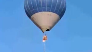 VIDEO - Dos personas murieron: la impactante imagen de un globo aerostático que se incendió en México