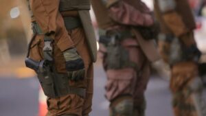 Encuesta Cadem: Carabineros recibe amplio respaldo a la hora de usar su arma en hechos de violencia