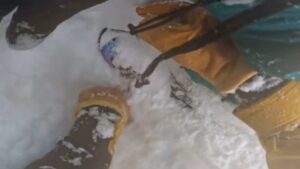 VIDEO - El milagroso gesto que tuvo un esquiador con un hombre que pudo morir en la nieve