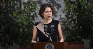 Ministra Rojas se desdice por alza de impuestos a los combustibles: 