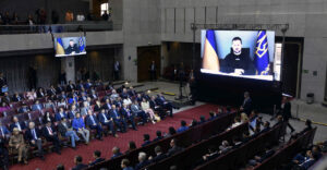 VIDEO - Sin el PC y FA: Zelenski se presenta ante el Congreso y agradece apoyo de Chile a Ucrania