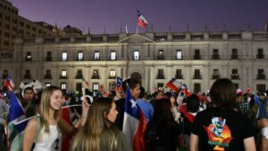 FOTOS+VIDEOS - Manifestantes se congregan en La Moneda en apoyo a Carabineros