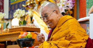 El escándalo del Dalai Lama: publican imagen donde aparece besando a un niño en la boca