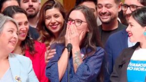 VIDEO - La emoción hasta las lágrimas de Camila Vallejo por el despacho de ley 40 horas