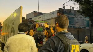 Operativo de la PDI y municipio de Santiago en cité deja 3 detenidos y decenas de espejos de autos incautados